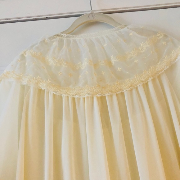VINTAGE VICTORIAN STYLE CREAM ROBE - Picture 5 of 8